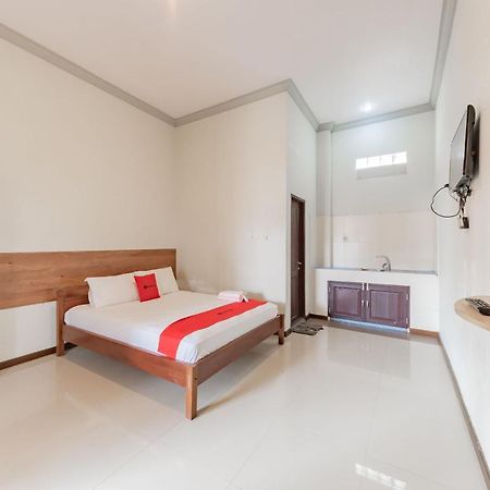 Hotel Reddoorz Near Gor Sempaja Samarinda Esterno foto
