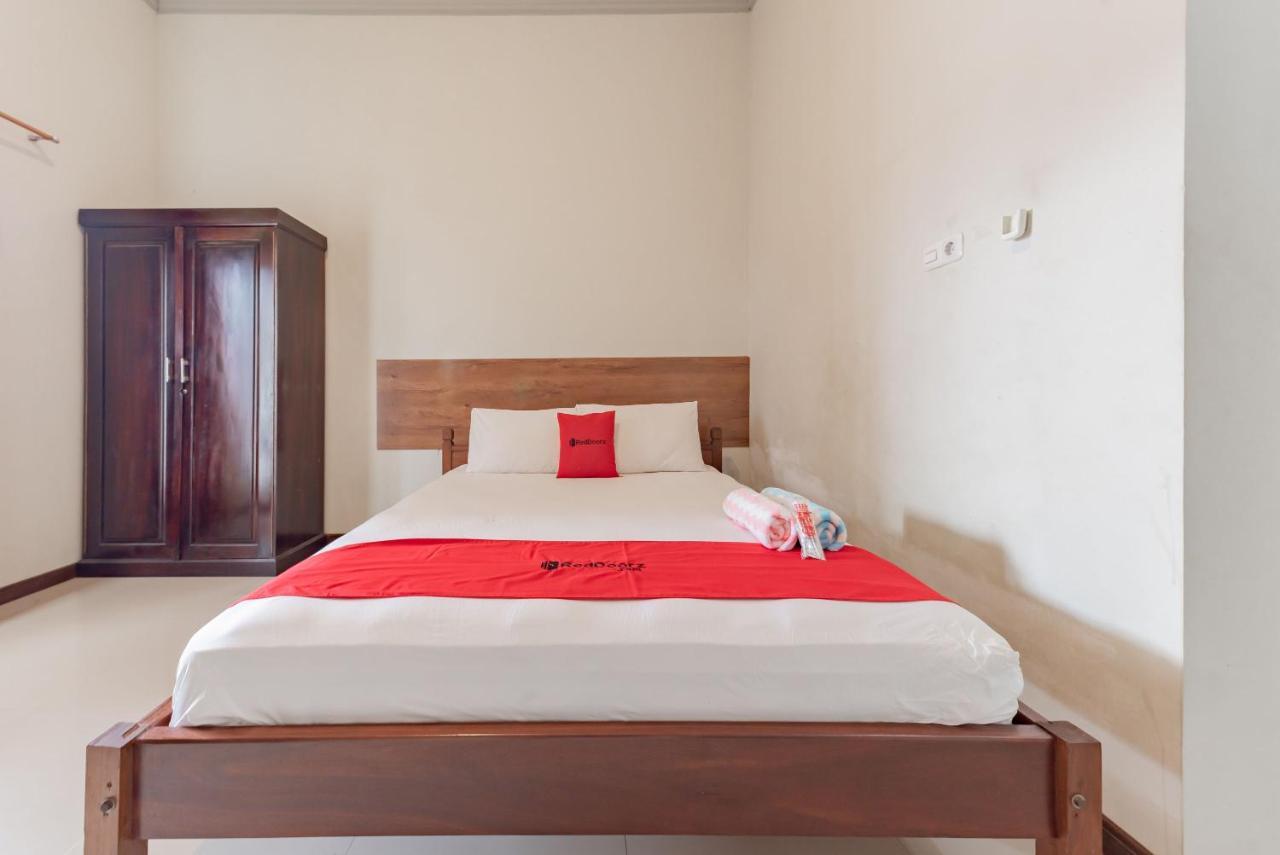 Hotel Reddoorz Near Gor Sempaja Samarinda Esterno foto