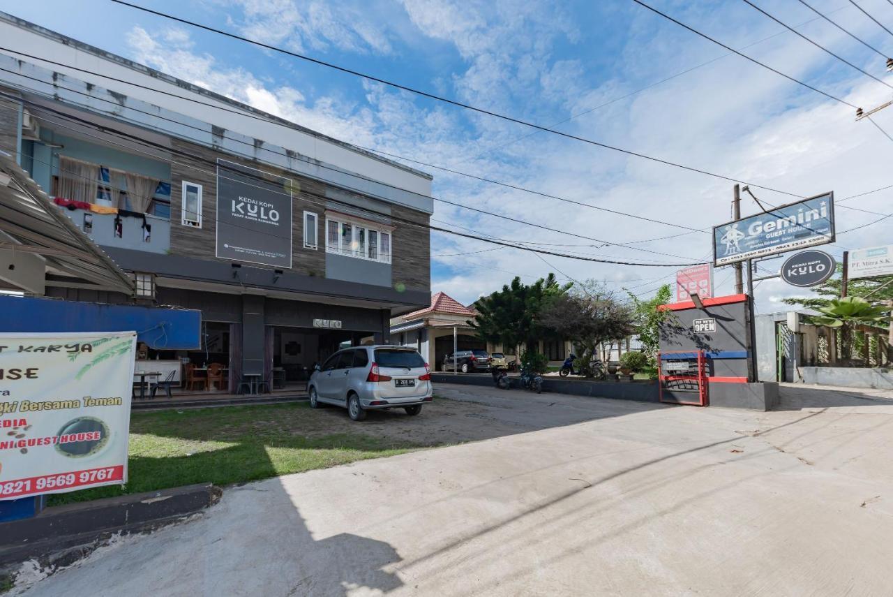 Hotel Reddoorz Near Gor Sempaja Samarinda Esterno foto